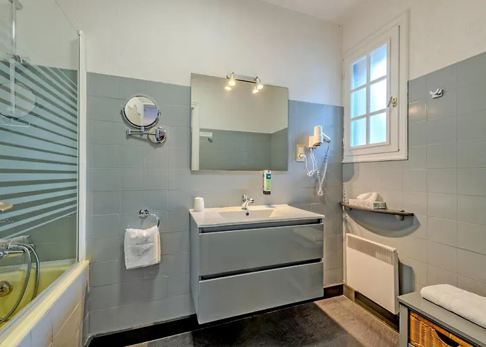 Отель Logis De La Corniche