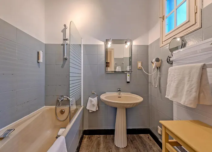 Отель Logis De La Corniche 3*