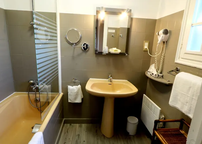 Logis De La Corniche 3* Брест