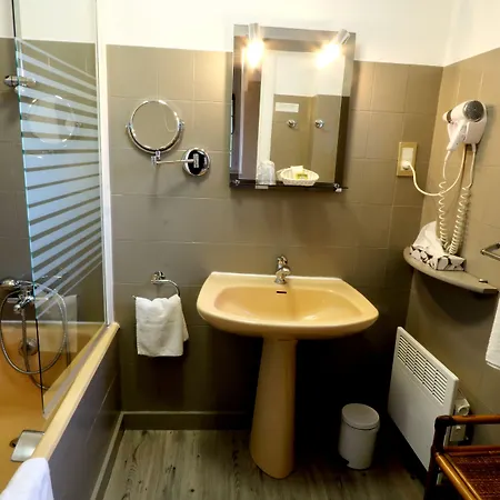 Logis De La Corniche 3* Breszt