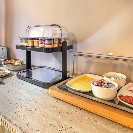 Hotel Logis De La Corniche 3*